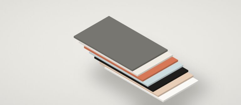 Pila de planchas de plástico Modiflex en distintos colores